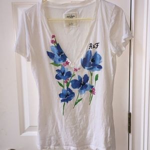 AF Abercrombie & Fitch Well loved VNeck floral T